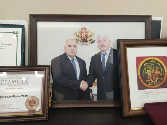 Общата снимка с Борисов още стои в кметския кабинет и Зико казва, че никога няма да махне.