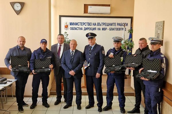 Заместник – министър Емил Ганчев връчи пет служебни пистолета „Валтер“ и седем служебни електропреносими пистолета „Тейзър“ на полицейски служители от ОДМВР-Благоевград.