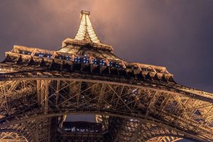 Протестите във Франция затвориха за посетители Айфеловата кула