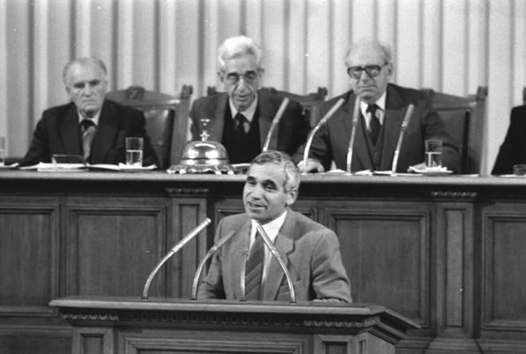 Николай Тодоров (председател на ВНС), Гиньо Ганев и Никодим Попов (от дясно на ляво) гледат първата реч на Желю Желев като президент.