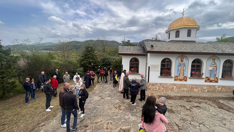 Честване на празника Свети Константин и Елена в изградения с дарения на
 “Елаците-Мед” храм в с. Мирково.