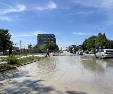 Голяма авария на водопровод затрудни движението по варненски булевард (Снимки)