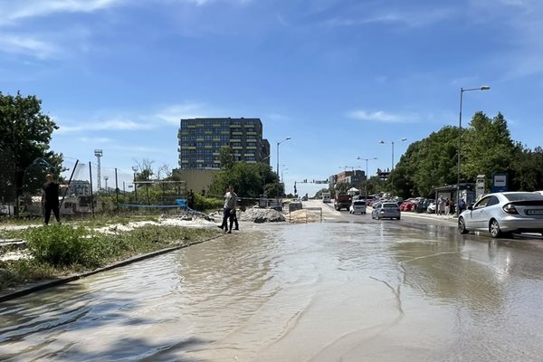 Магистрален водопровод се спука във Варна