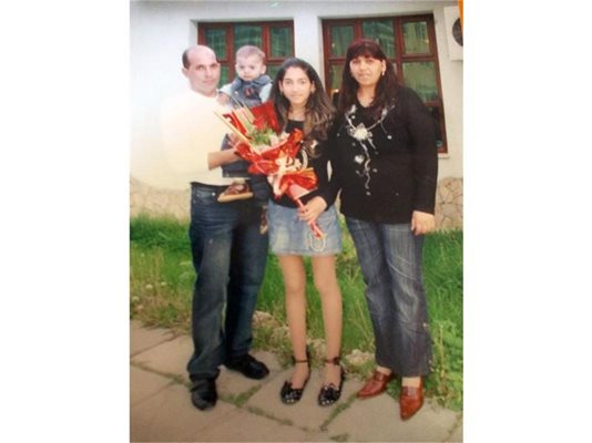 Бисер и жена му с децата им Славчо и Милена в щастливите им години.
