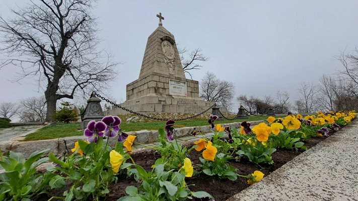 Пролетни цветя бяха засадени около паметника на Цар Освободител в Пловдив.