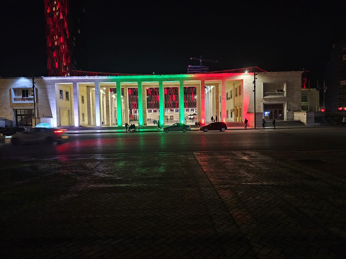 Осветиха сгради в Тирана в цветовете на българското знаме по повод националния ни празник (Снимки)