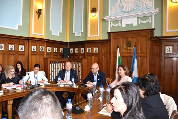 Кметът Костадин Димитров на кръгла маса: Домашното насилие е изключително чувствителна тема