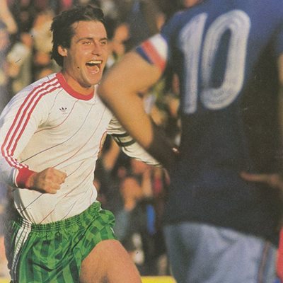 Джеки току-що е пронизал Франция за успеха с 2:0 в световна квалификация през 1985 г.