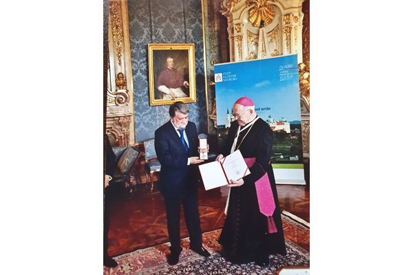 С Бернард Баковски - прелат на манастира Клостернойбург при връчването на ордена "Златен кръст на св. Леополд"