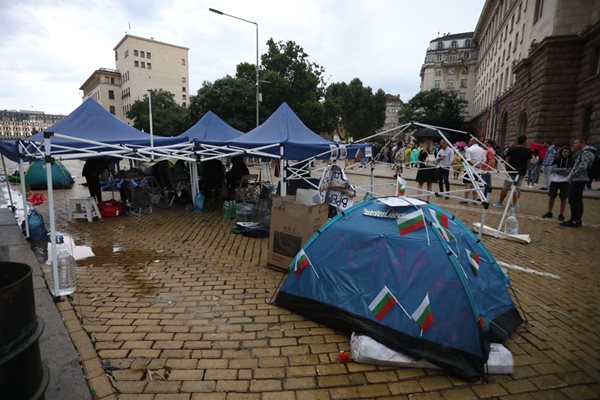 В петък вечерта протестиращите отново разпънаха палатките си на Орлов мост.

СНИМКИ: НИКОЛАЙ ЛИТОВ