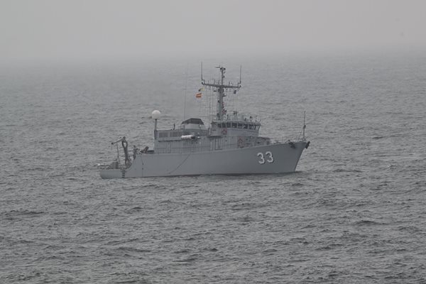 Военнослужещи от военноморските сили обезвреждат  мина в Черно море