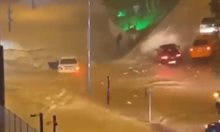 Двудневен дъжд наводни Анкара, има разрушени пътища, блокирани коли и щети по сгради (Видео, снимки)