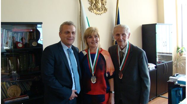 Проф. Гюровски получава златен почетен знак от Министерството на здравеопазването за заслугите в работата си.