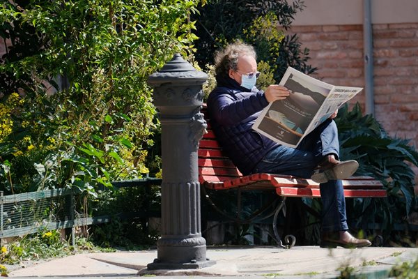 Мъж чете вестник във Венеция, за да се информира какво се случва в страната и по света.