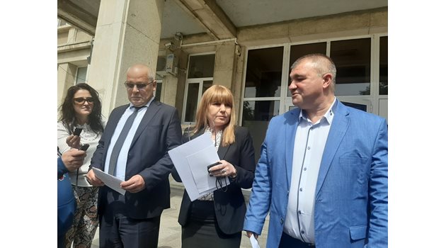 Окръжният прокурор на Варна Красимир Конов (вдясно) съобщи за разкритото тежко криминално престъпление във варненско село.

