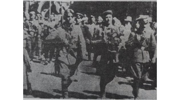 ГЕРОЙ: Запрян Фазлов-Леваневски (в средата) при посрещането на партизаните в Пловдив.