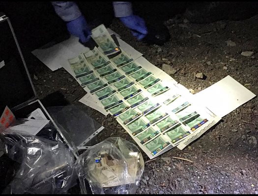 Тези белязани пари бяха намерени през 2020 г. при ареста на шеф от ГДБОП, който ръководеше отдела за борба с наркотрафика.
