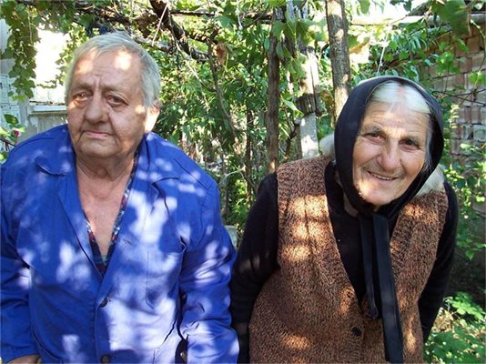 Иван и Радка Трифонови от плевенското село Ставерци са щастливи, че синът им Тодор се обадил след повече от 15 години. 
СНИМКА: ПОЛИНА СУРДЖИЙСКА
