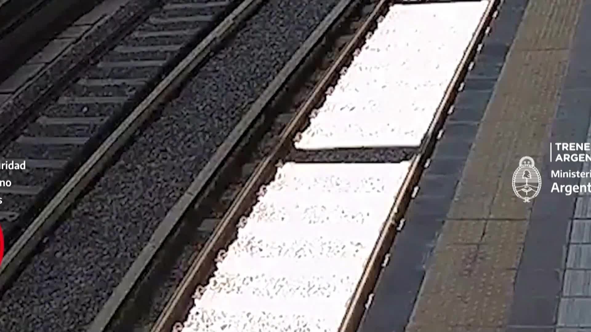 Виж как мъж пада на релсите пред приближаващ се влак в Аржентина (Видео)