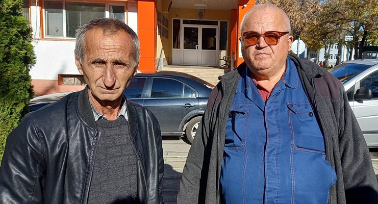 Дойдох да си извадя документ от общината, но вътре има полиция и не пускат, каза Иван Дандаров (вляво).