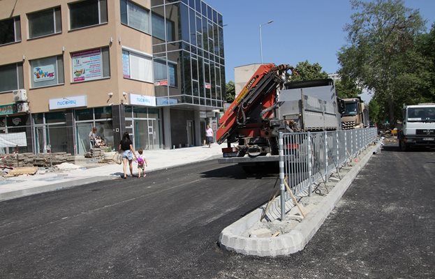 Още не е положена маркировка от северната страна на съоръжението.