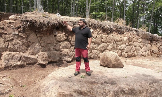 Археологът Иван Христов в местността Кози грамади, къдзето прави разкопки от 8 години. Предполага се, че там е била столицата на Одриското царство.
СНИМКА: БУЛФОТО