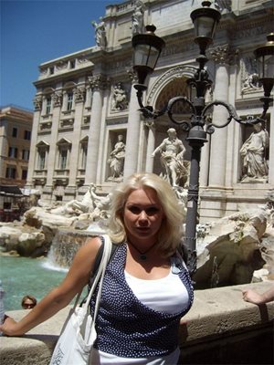 Актрисата пред фонтана “Ди Треви” в Рим