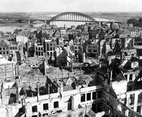 Така изглежда Кьолн в края на Втората световна война. СНИМКИ: АРХИВ