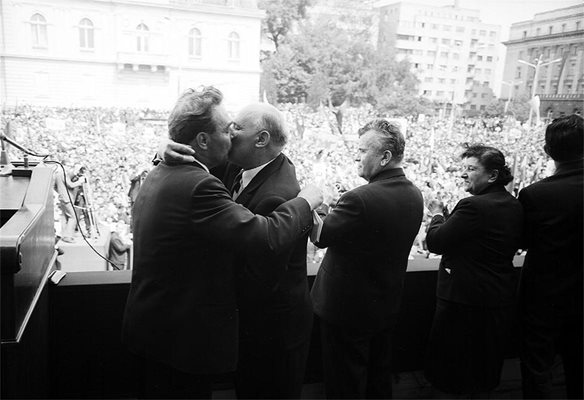 Всяка целувка на Живков с Брежнев (вляво) носеше икономически ползи на България