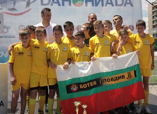 Бербатов с победителите в “Данониада” през миналата година от пловдивския “Ботев”