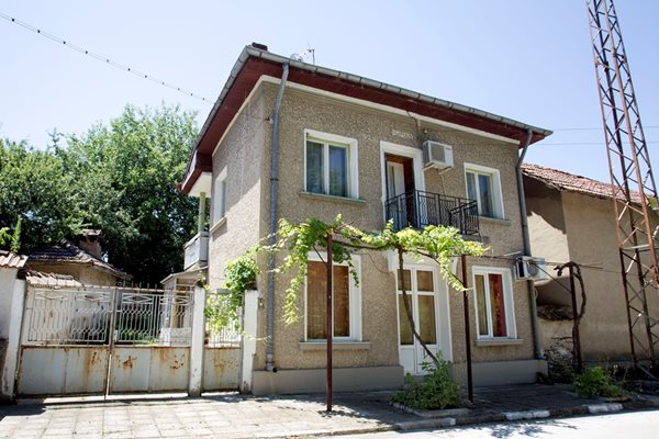 Ул. "Васил Левски" - двуетажната къща на родителите на Слави, където шоуменът е идвал през лятото