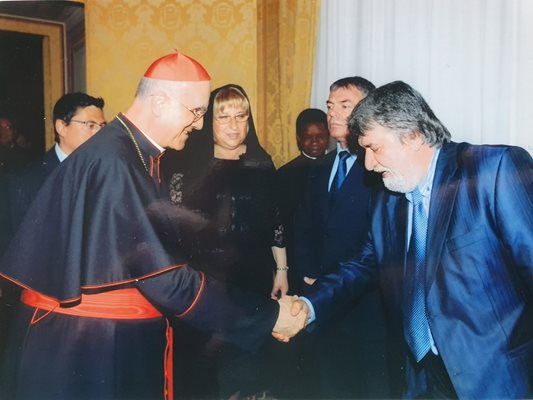 С кардинал Тарчизио Бертоне, държавен сектетар на Ватиката през 2011 г.