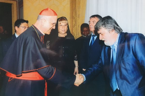 С кардинал Тарчизио Бертоне, държавен сектетар на Ватиката през 2011 г.
