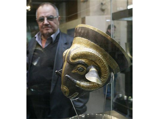 Шефът на НИМ Божидар Димитров до символа на изложбата - чаша с форма на глава на овен.
