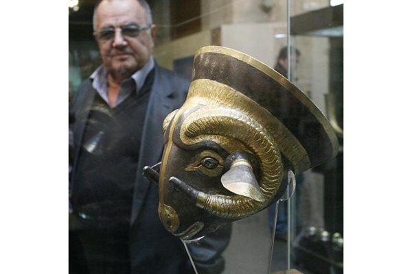 Шефът на НИМ Божидар Димитров до символа на изложбата - чаша с форма на глава на овен.

