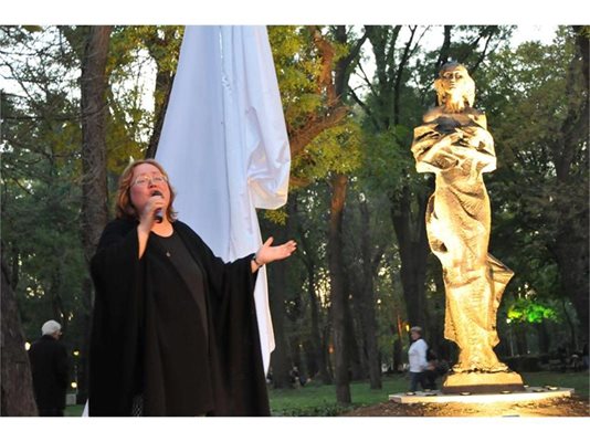 Ваня Костова пя на откриването на паметника на Петя Дубарова в Морската градина в Бургас - 5. 11. 2010 г. 
СНИМКА: ЛИНА ГЛАВИНОВА
