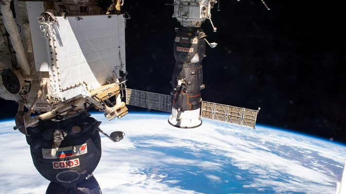 Транспортният товарен кораб "Прогрес МС-17" се скачи с Международната космическа станция (МКС) в автоматичен режим. Снимка: Роскосмос