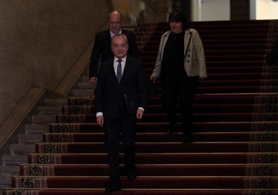 Финансовият министър Росица Велкова и премиерът Гълъб Донев след заседанието за великденските добавки. 
СНИМКА: ВЕЛИСЛАВ НИКОЛОВ