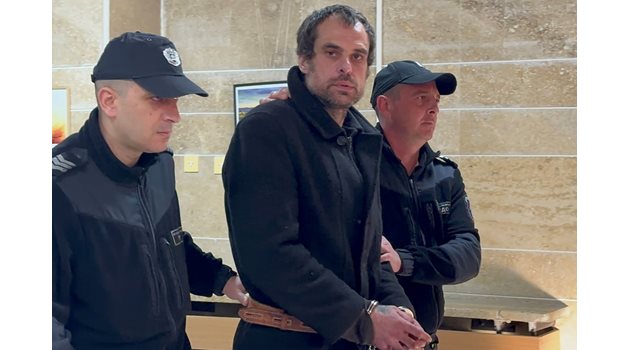 Охраната води Даниел Машев в Апелативния съд в Пловдив.