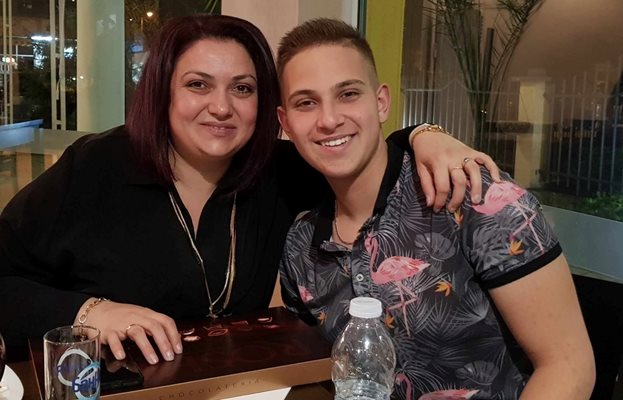 21-годишният Ангел Здравков и майка му Михаела