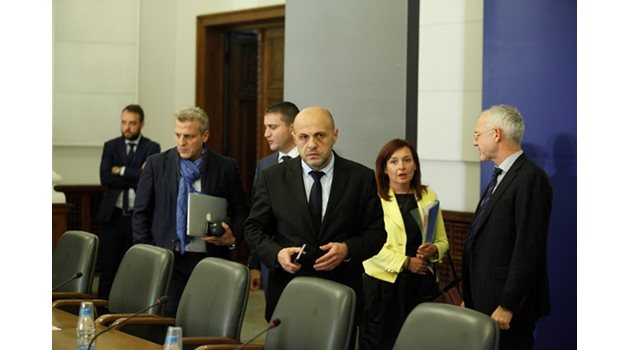 Вицепремиерът Томислав Дончев в началото на заседанието на Тристранния съвет. Той потвърди новината на "24 часа" за откритите залежи на нефт в Черно море. Снимка ЙОРДАН СИМЕОНОВ