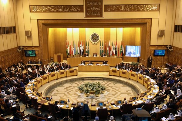 Външните министри на страните от Арабската лига участват в извънредно заседание в Кайро.
