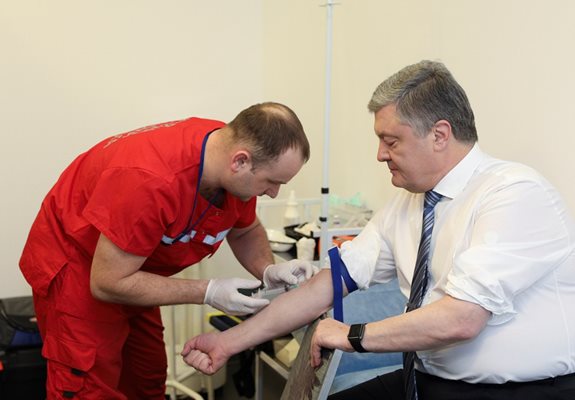 Взимат от Петро Порошенко кръвни проби СНИМКИ: Ройтерс