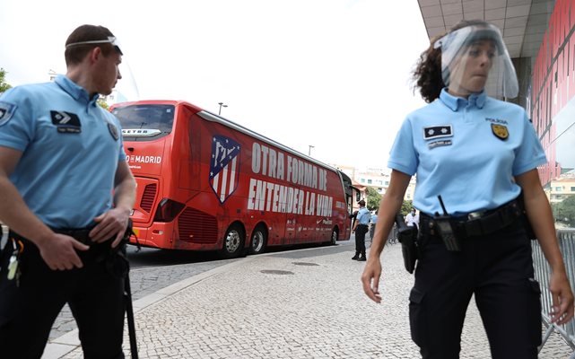 Полицаи охраняват района около клубния автобус на “Атлетико” (Мадрид) пред хотела на отбора в Лисабон.