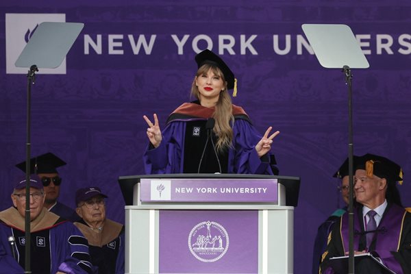 Тейлър Суифт получи почетна докторска степен от Нюйоркския университет. СНИМКИ: Ройтерс