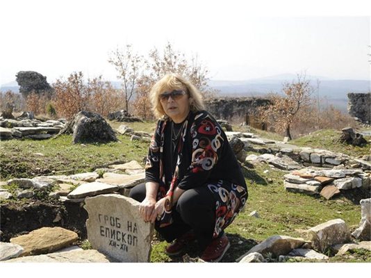 Доц. Бони Петрунова вече 10 години работи в крепостта Лютица. На снимката - гробът на епископ, намерен погребан седнал, с кръст в ръцете.
СНИМКИ: БУЛФОТО И АВТОРКАТА