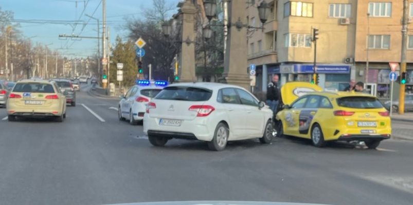 Две коли се сблъскаха на Орлов мост
СНИМКА: "24 часа"