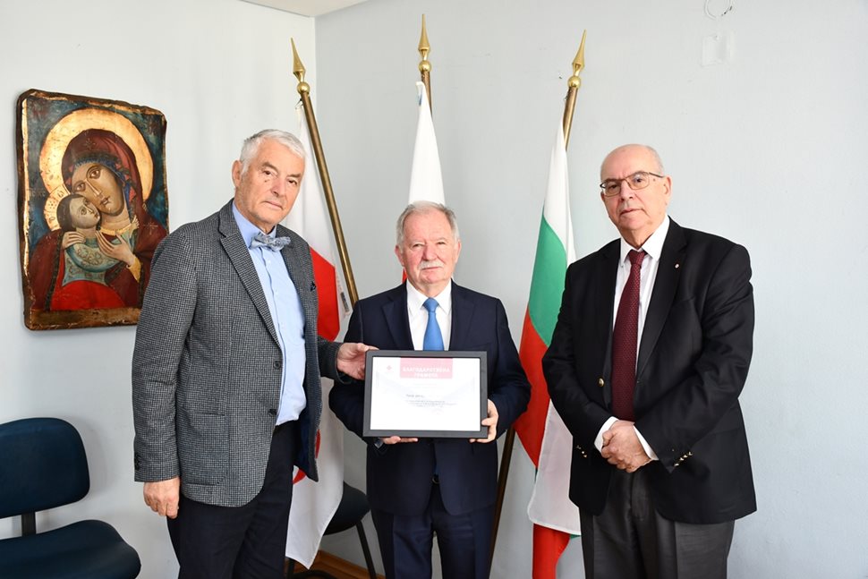 Председателят на БЧК акад. Христо Григоров (вляво) лично удостои със златен медал проф. Цоло Вутов (в средата), един от най-големите дарители на организацията.