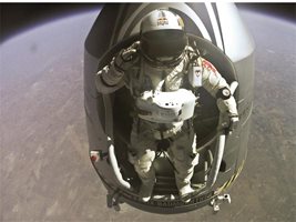 Преди да скочи от ръба на Космоса, Феликс козирува
Снимка: Ройтерс