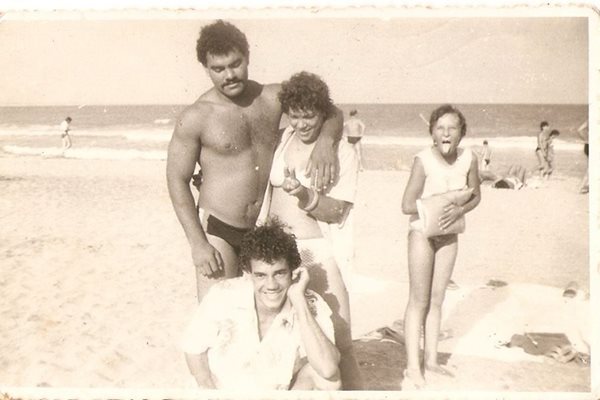 Хулио и Елена прегърнати, млади и влюбени на плажа в Бургас. Пред тях е кубински приятел, а до тях - дъщерята на Елена Даниела.